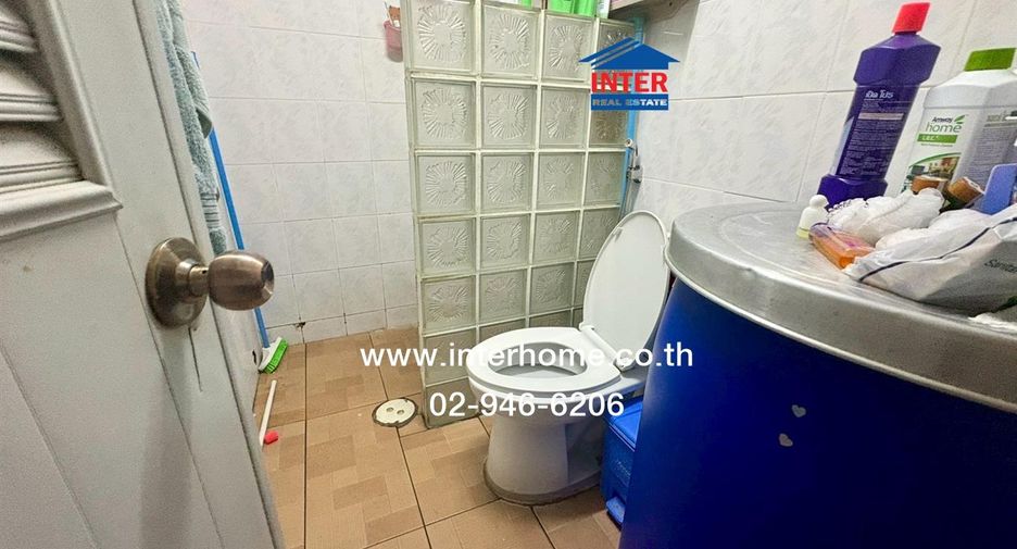 For sale 4 bedrooms townhouse in Huai Khwang, Bangkok