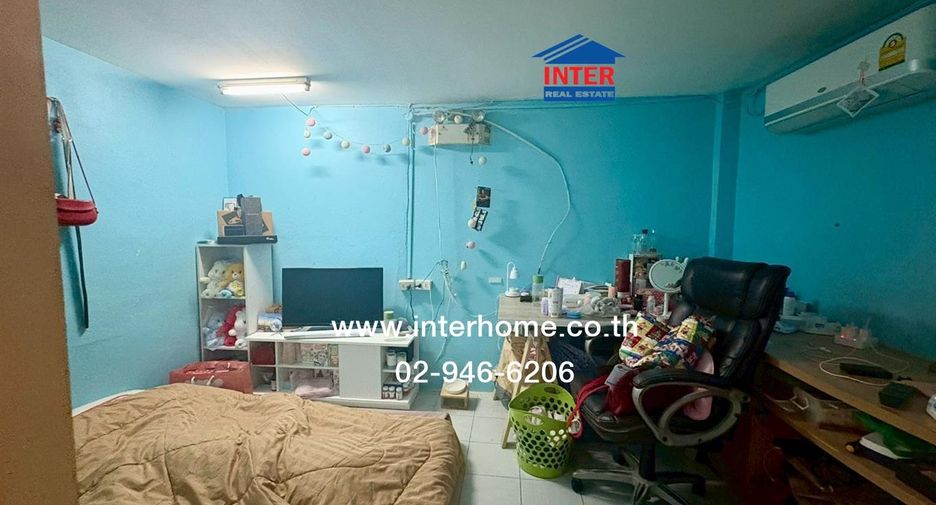 For sale 4 bedrooms townhouse in Huai Khwang, Bangkok