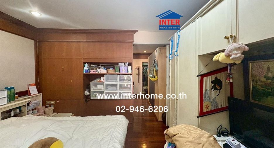 For sale 4 bedrooms townhouse in Huai Khwang, Bangkok
