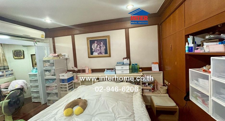 For sale 4 bedrooms townhouse in Huai Khwang, Bangkok