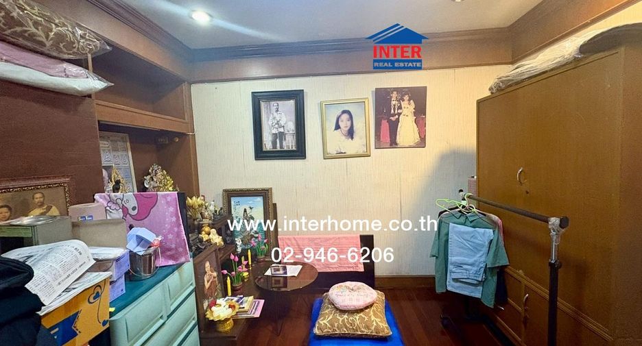 For sale 4 bedrooms townhouse in Huai Khwang, Bangkok