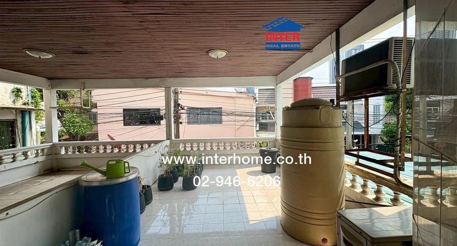 For sale 4 bedrooms townhouse in Huai Khwang, Bangkok