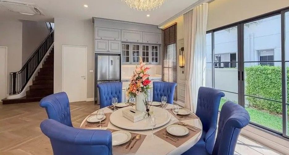 For sale 4 bedrooms house in Bang Kapi, Bangkok