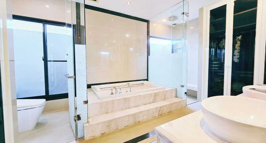 For sale 4 bedrooms house in Taling Chan, Bangkok