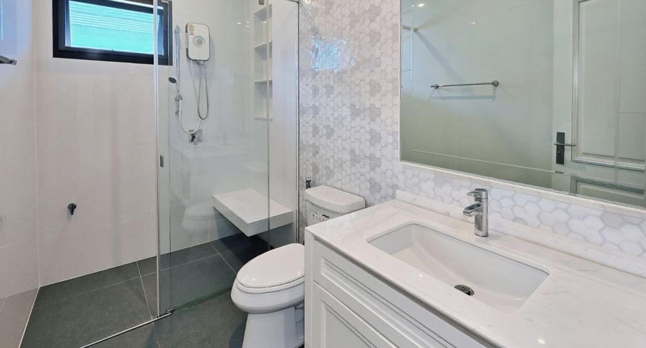 For sale 4 bedrooms house in Taling Chan, Bangkok