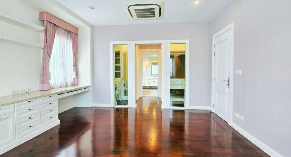 For sale 4 bedrooms house in Taling Chan, Bangkok