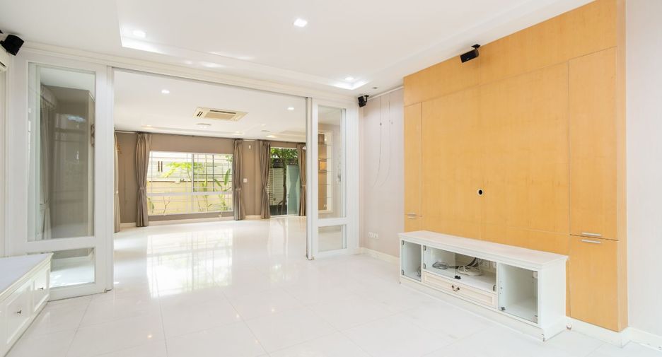Haus zum Kauf mit 3 Zimmer in Pak Kret, Nonthaburi