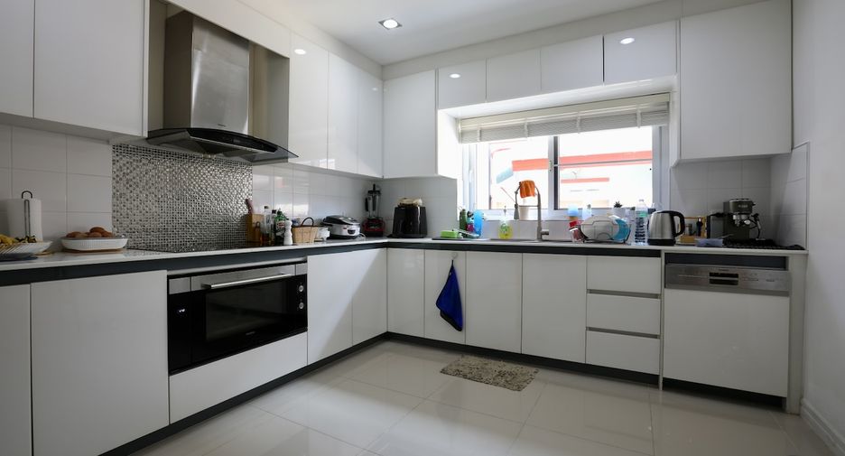 For rent 4 bedrooms house in East Pattaya, Pattaya