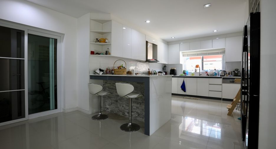 For rent 4 bedrooms house in East Pattaya, Pattaya