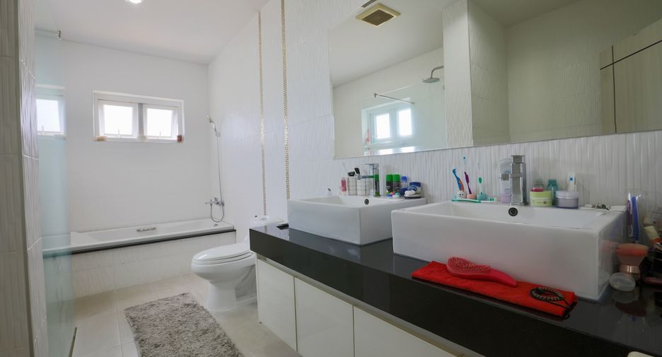 For rent 4 bedrooms house in East Pattaya, Pattaya
