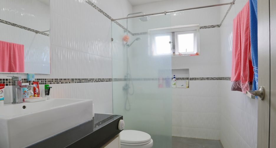 For rent 4 bedrooms house in East Pattaya, Pattaya