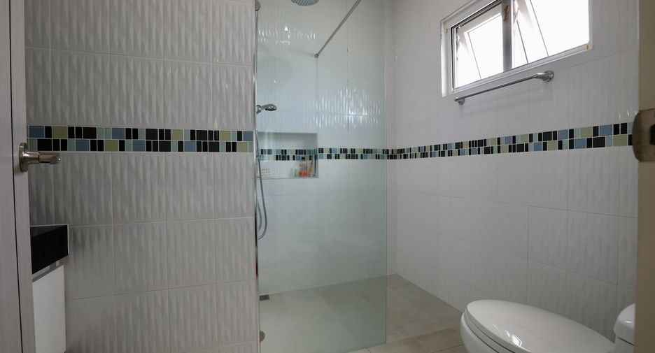 For rent 4 bedrooms house in East Pattaya, Pattaya