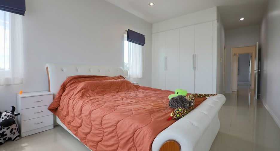 For rent 4 bedrooms house in East Pattaya, Pattaya