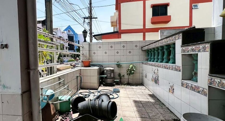 For sale 5 bedrooms townhouse in Bang Khun Thian, Bangkok