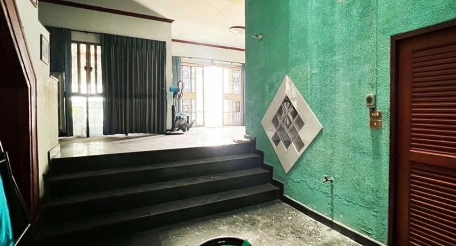 For sale 5 bedrooms townhouse in Bang Khun Thian, Bangkok