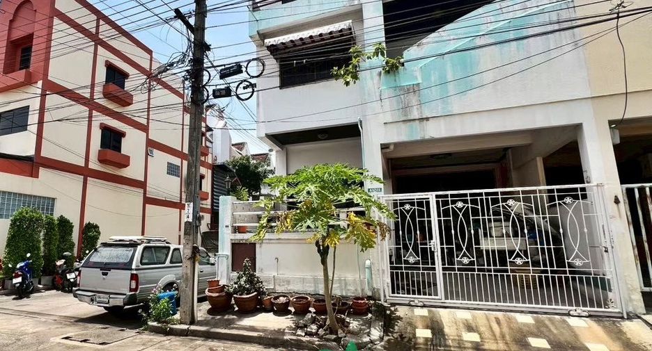 For sale 5 bedrooms townhouse in Bang Khun Thian, Bangkok