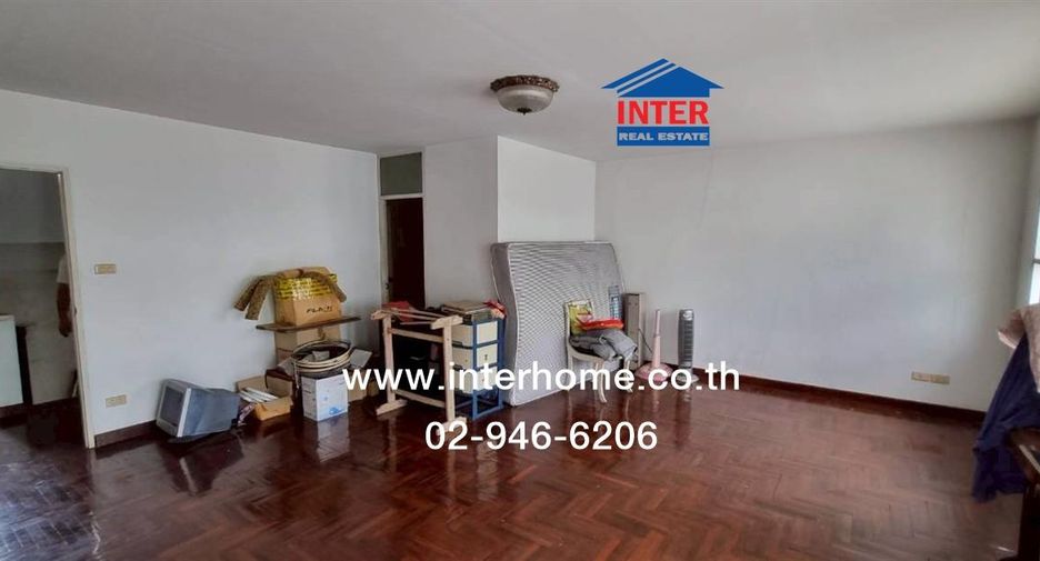 For sale 5 bedrooms townhouse in Wang Thonglang, Bangkok