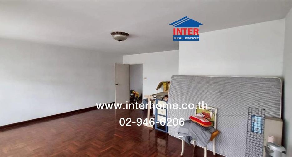 For sale 5 bedrooms townhouse in Wang Thonglang, Bangkok