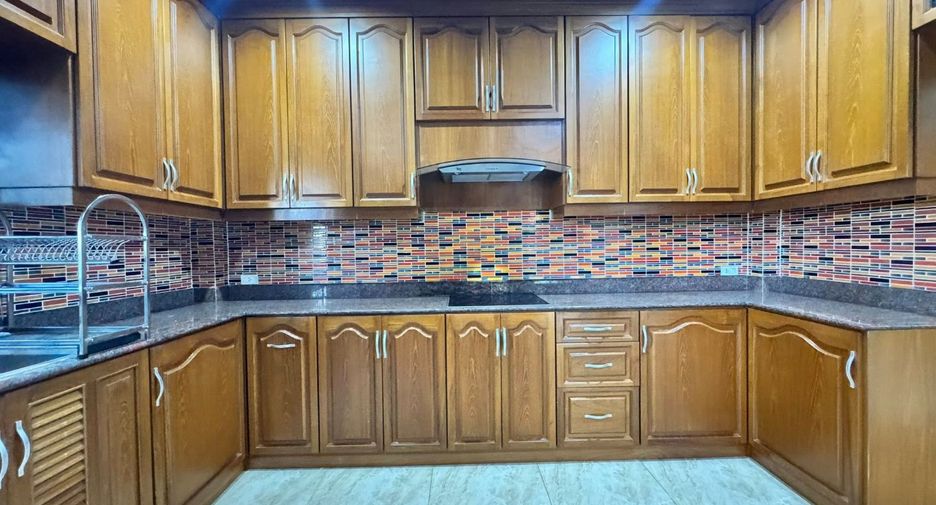 Haus zum Kauf mit 4 Zimmer in Bang Lamung, Chonburi