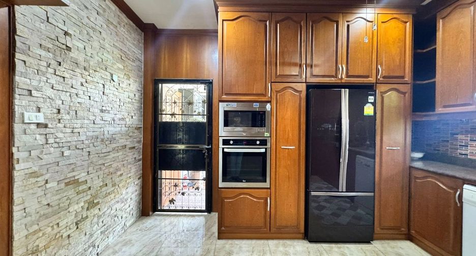Haus zum Kauf mit 4 Zimmer in Bang Lamung, Chonburi