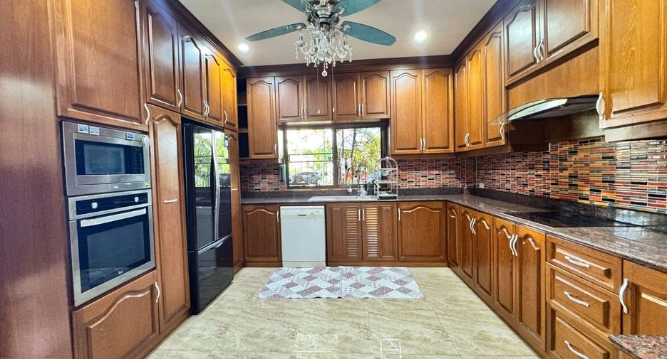 Haus zum Kauf mit 4 Zimmer in Bang Lamung, Chonburi
