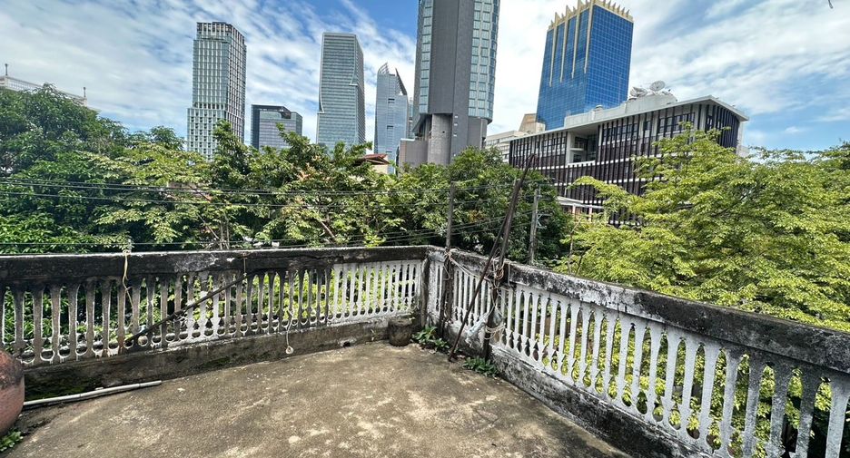 For rent 3 bedrooms retail Space in Sathon, Bangkok