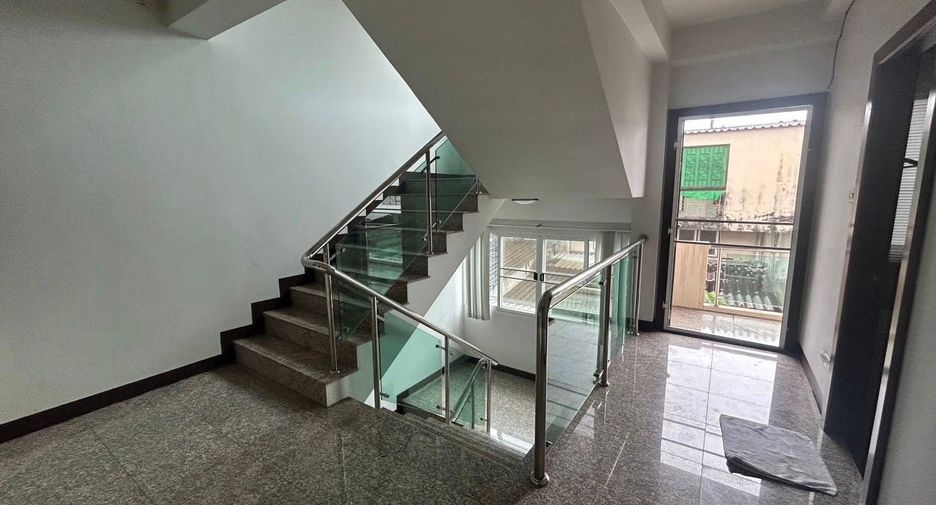 Продажа 3 спальни торговое помещение в Сан Саи, Чианг Маи