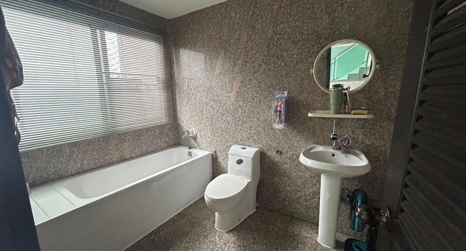 Продажа 3 спальни торговое помещение в Сан Саи, Чианг Маи