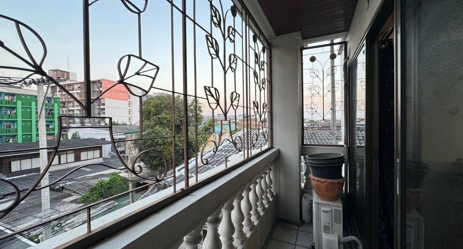 Casa adosada en venta de 3 habitaciones en Huai Khwang, Bangkok