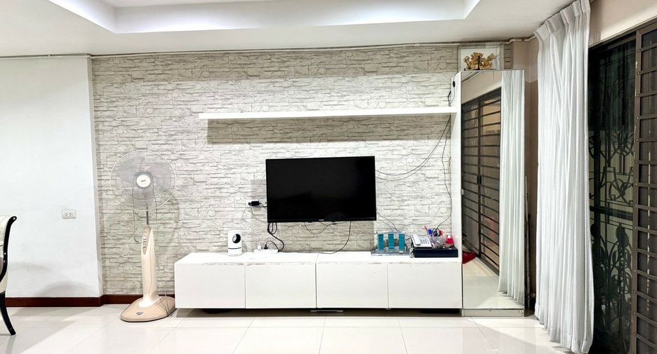 Casa adosada en venta de 3 habitaciones en Huai Khwang, Bangkok