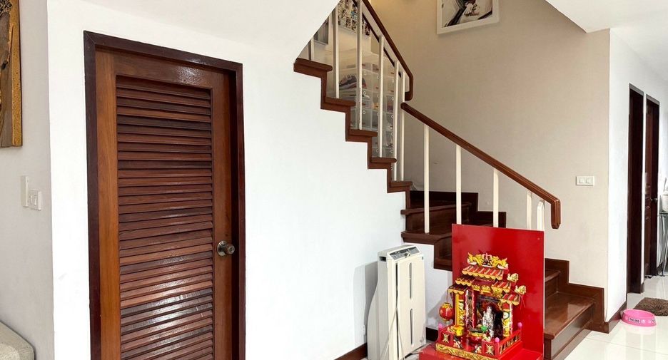 Casa adosada en venta de 3 habitaciones en Huai Khwang, Bangkok