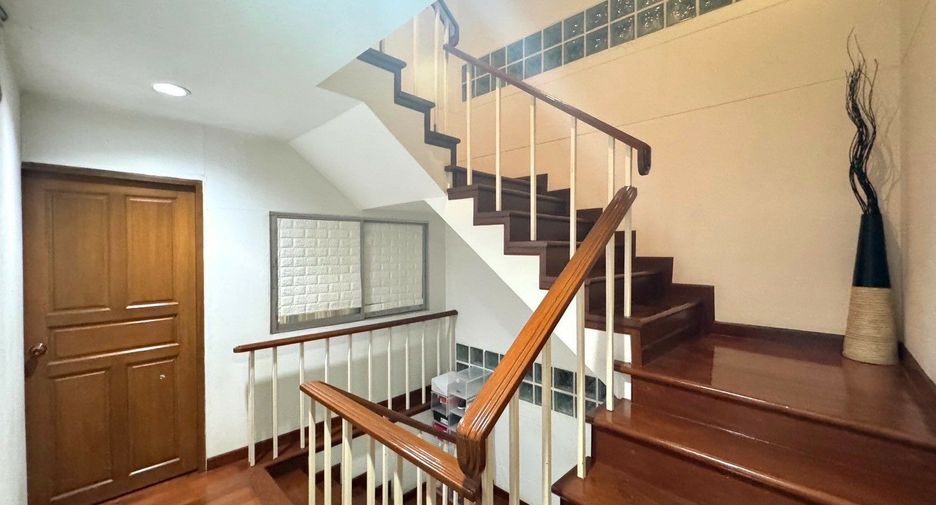 Casa adosada en venta de 3 habitaciones en Huai Khwang, Bangkok
