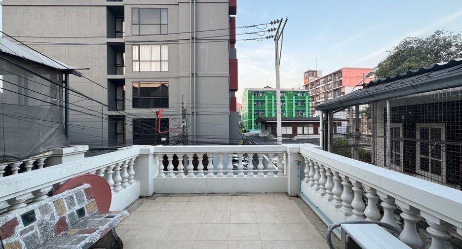 Casa adosada en venta de 3 habitaciones en Huai Khwang, Bangkok