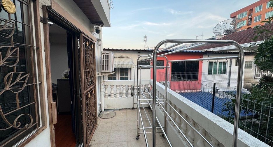 Casa adosada en venta de 3 habitaciones en Huai Khwang, Bangkok