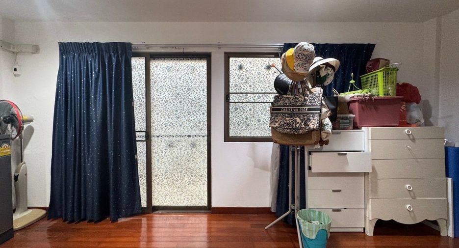 Casa adosada en venta de 3 habitaciones en Huai Khwang, Bangkok