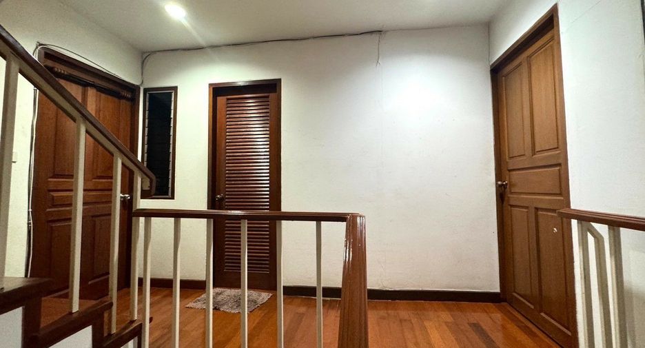 Casa adosada en venta de 3 habitaciones en Huai Khwang, Bangkok