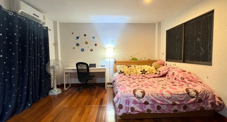Casa adosada en venta de 3 habitaciones en Huai Khwang, Bangkok