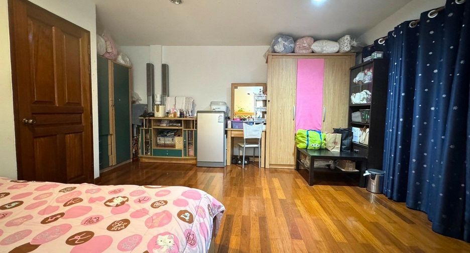 Casa adosada en venta de 3 habitaciones en Huai Khwang, Bangkok