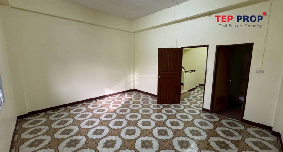 À vendre 4 chambres local commercial à Si Racha, Chonburi