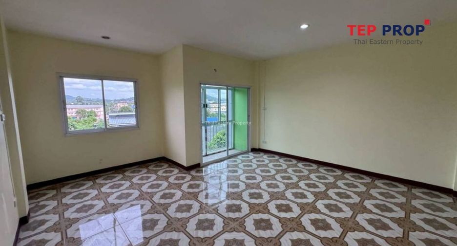 À vendre 4 chambres local commercial à Si Racha, Chonburi
