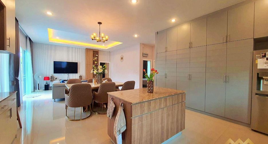 Casa en alquiler de 3 habitaciones en Bang Lamung, Chonburi