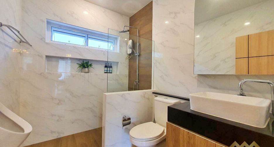 Casa en alquiler de 3 habitaciones en Bang Lamung, Chonburi