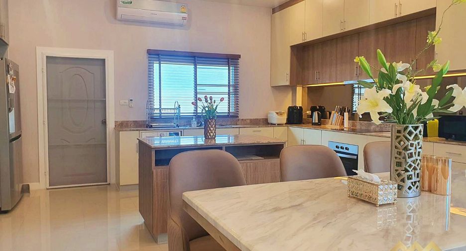 Casa en alquiler de 3 habitaciones en Bang Lamung, Chonburi