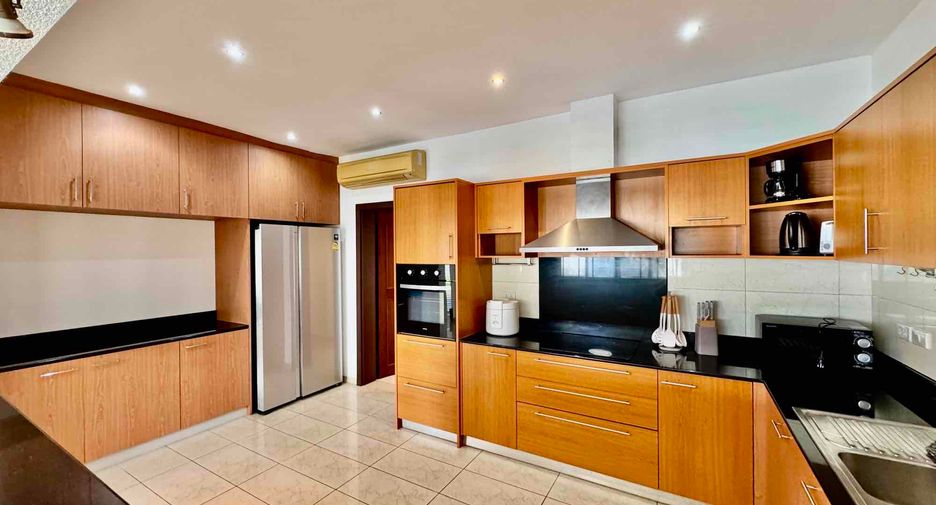 For rent 4 bedrooms villa in Bang Lamung, Chonburi