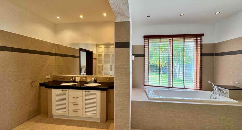 For rent 4 bedrooms villa in Bang Lamung, Chonburi