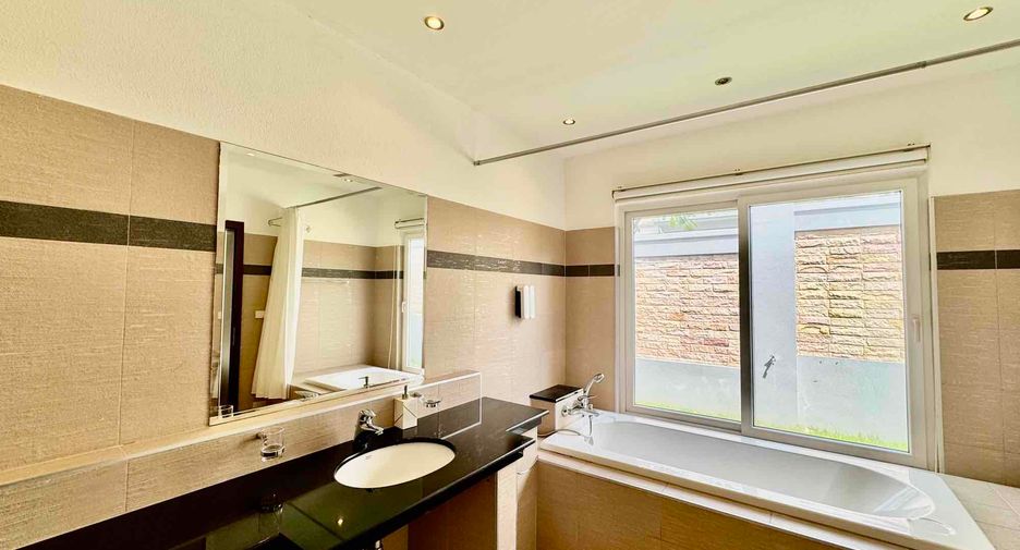 For rent 4 bedrooms villa in Bang Lamung, Chonburi
