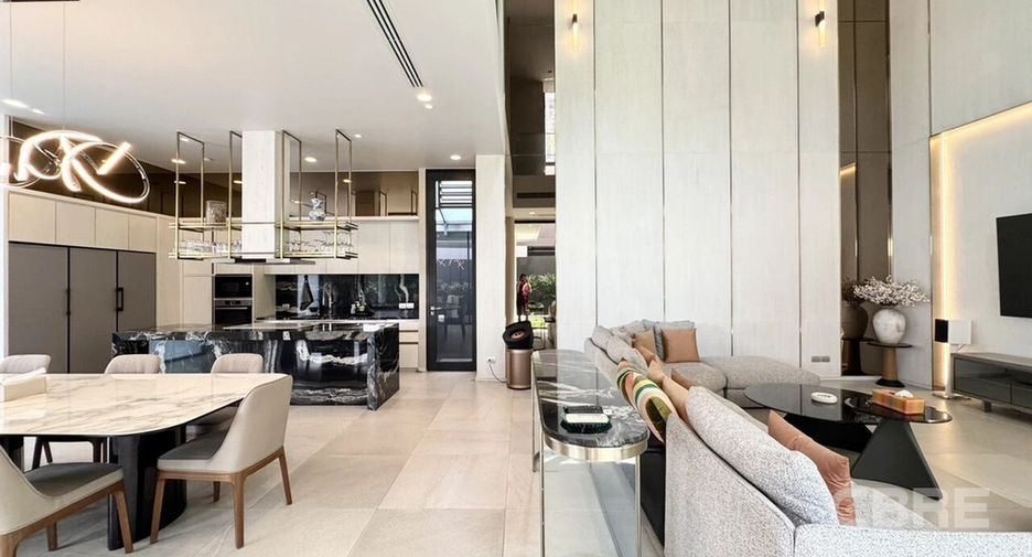 Casa en venta de 5 habitaciones en Huai Khwang, Bangkok