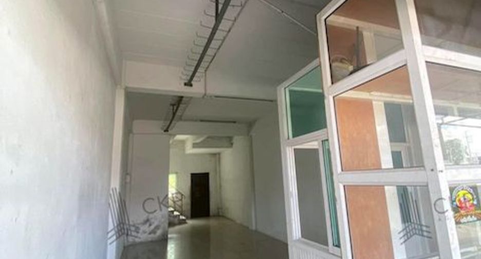 出售 2 卧室 商业空间 在 Si Racha, Chon Buri