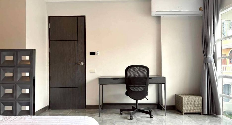 For rent 4 bedrooms house in Watthana, Bangkok