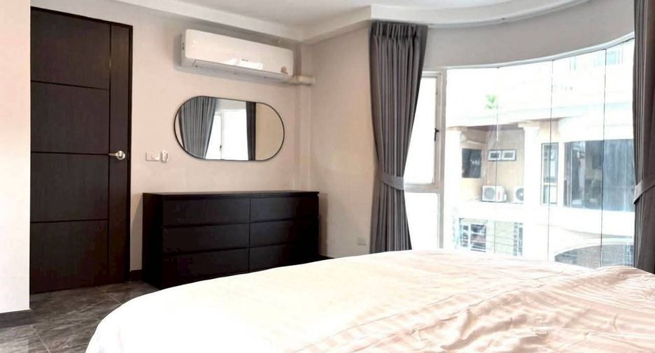 For rent 4 bedrooms house in Watthana, Bangkok